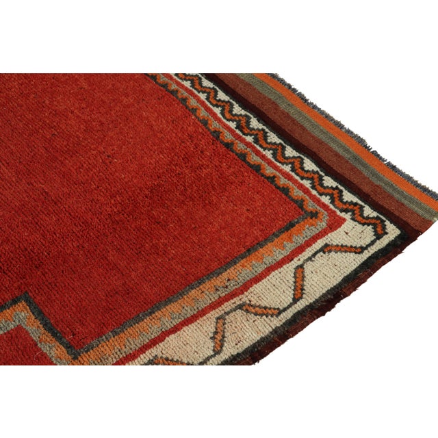 1950s 1950s Vintage Tribal Rug in Red Open Field, Beige Brown Geometric Border For Sale - Image 5 of 7