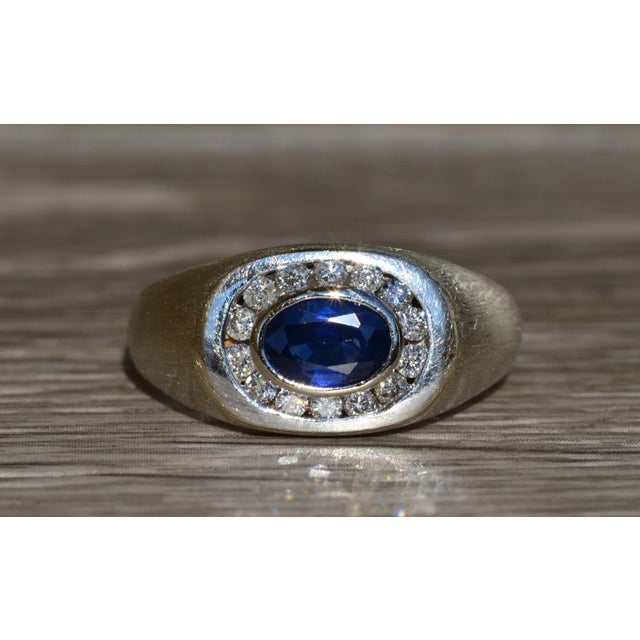 Contemporary The Encino: Gentlemen's 14K White Gold Ring set with Sapphire and Diamonds For Sale - Image 3 of 10