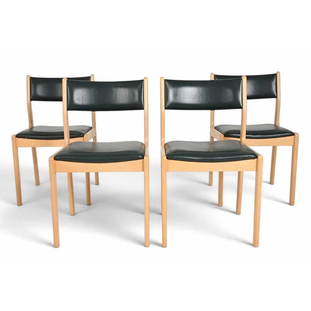 A very attractive set of 4 Findahls (mark to underside of seat) dining chairs. Blonde wood against black leather...
