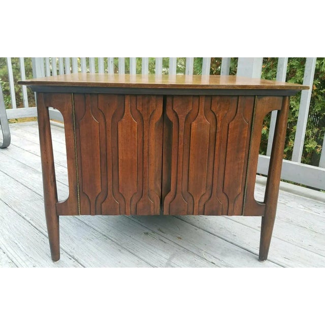 Mid-Century Modern Asian Inspired Walnut End Table by Bert England for Forward Trend Johnson Furniture Co. For Sale - Image 3 of 7