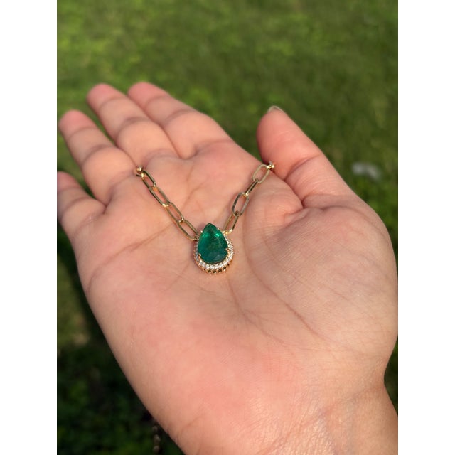 Green Luxury 3.82ct Pear Cut Emerald & Natural Diamond Paperclip Chain Necklace in 14k Gold For Sale - Image 8 of 16