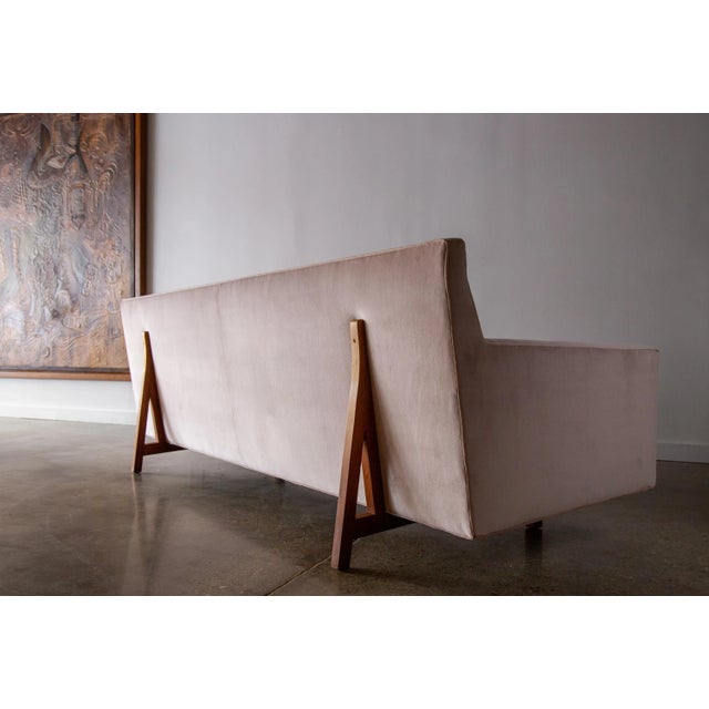 Dunbar Furniture 1950s Mid Century Modern Edward Wormley for Dunbar Bracket Back Sofa, Blush Velvet and Mahogany For Sale - Image 4 of 10