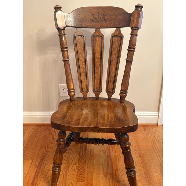 Beautifully crafted in the USA during the 1970s, this set of six solid oak dining chairs offers timeless style and...