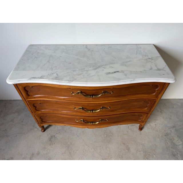 1960s Vintage French Provincial Louis XV Style Walnut & White Marble Top Three-Drawer Commode For Sale - Image 9 of 17