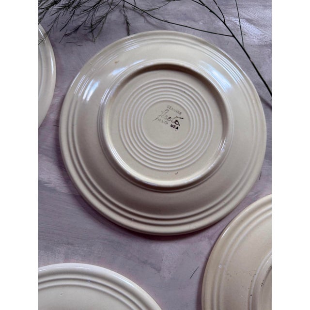 Early 19th Century Set of Five (5) Vintage Old Ivory Cream 9.5” Fiestaware Plates | Cottage Core For Sale - Image 5 of 6