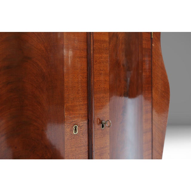 A refined 19th‑century English corner cabinet, crafted with the elegance and restraint characteristic of Victorian...