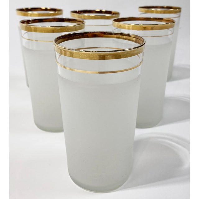 Mid-Century Modern Vintage Etched Glass Gold Rimmed Pitcher and 12 Glasses, Set of 13 For Sale - Image 3 of 8