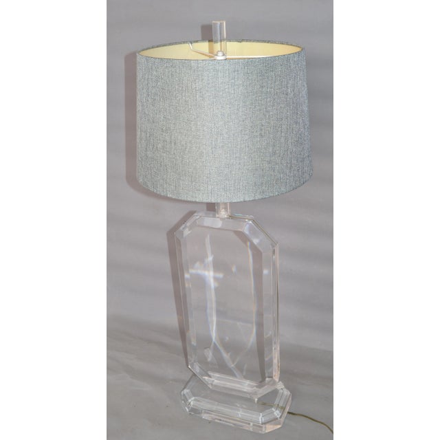 Transparent Mid-Century Modern Flat Beveled Lucite Table Lamp For Sale - Image 8 of 13