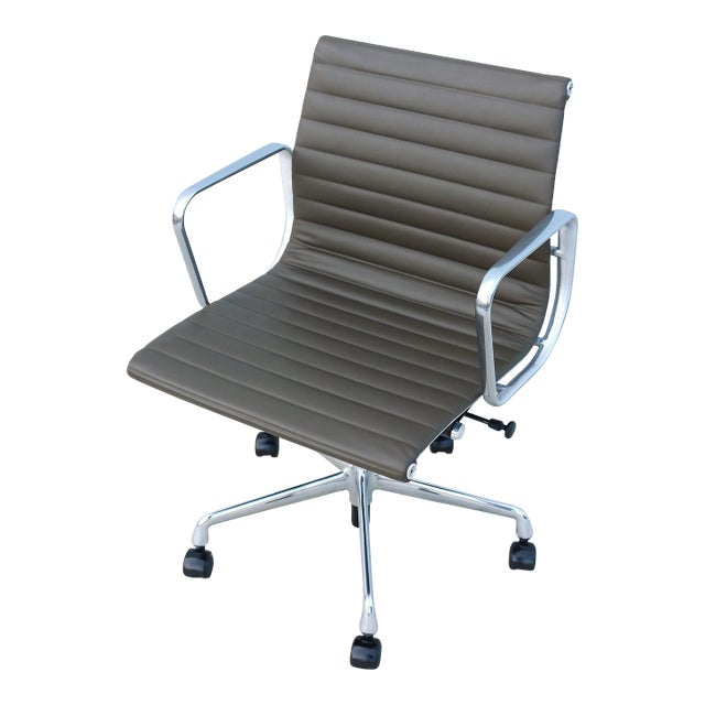 MCM Herman Miller Eames Aluminum Group Management Chair in Hunter Brown Leather For Sale