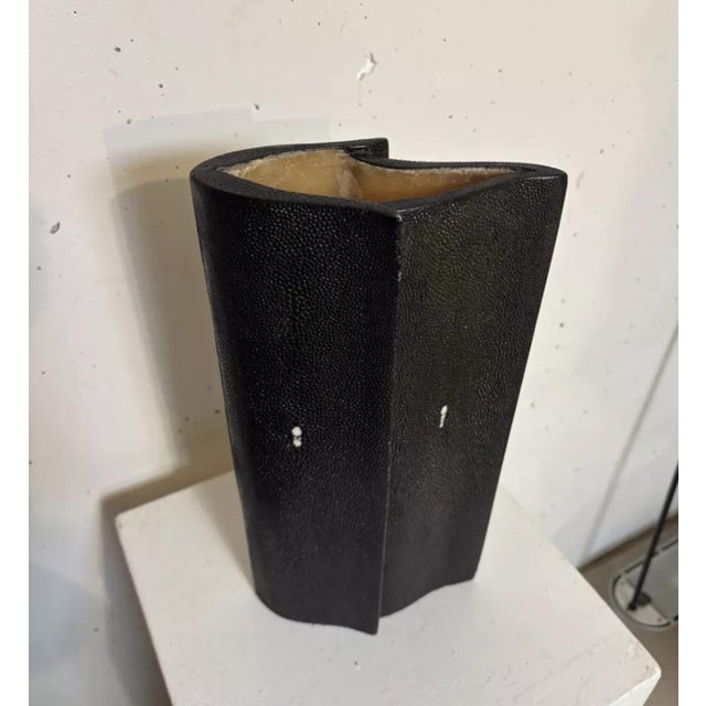 Vase géométrique Ria & Yiouri Augousti circa 1990. Très bel état. This piece has an attribution mark, I am sure that it is...