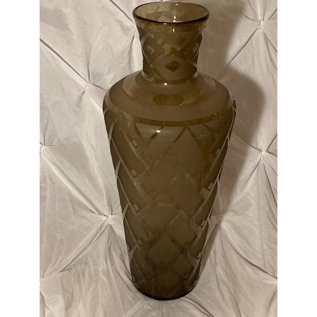 This vase is approximately 90 to 100 years old, dating precisely to the Art Deco era. This Daum Nancy vase is an authentic...