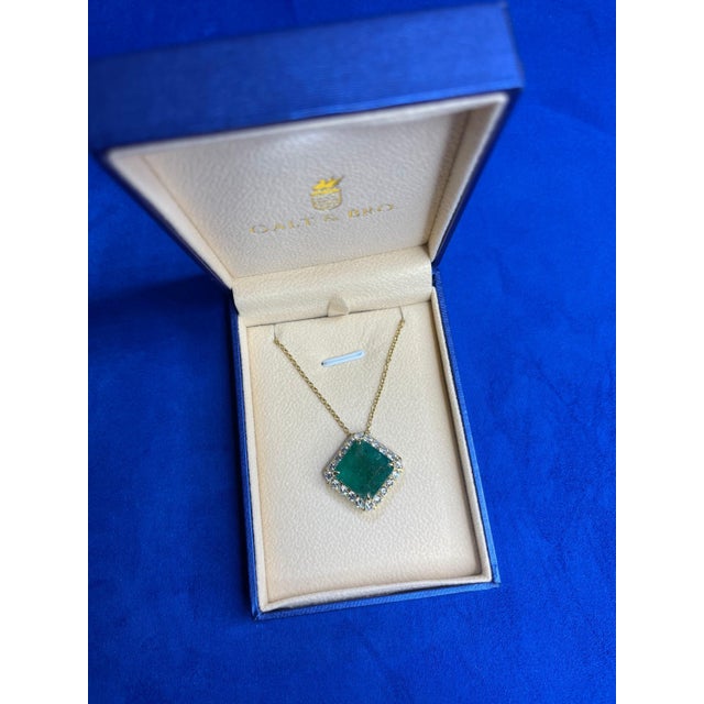 Early 21st Century Square Emerald Cut Fancy Vivid Green Emerald Diamond Halo 18 Karat Yellow Gold For Sale - Image 5 of 10