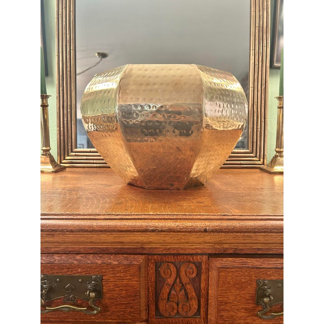Mid-Century Modern Vintage Hollywood Regency Large Hammered Brass Octagonal Planter For Sale - Image 3 of 9