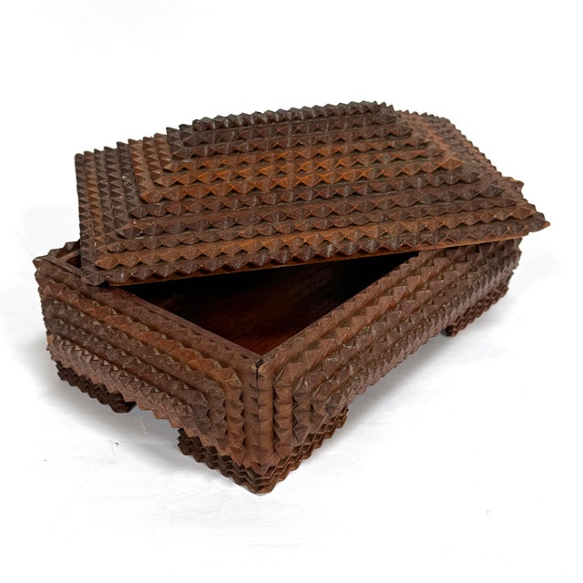 Early 20th Century Antique Tramp Art Lidded and Footed Box For Sale - Image 5 of 10