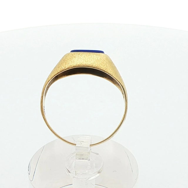 1980s 14k Yellow Gold Solitaire Lapis Ring, Size 6.25 For Sale - Image 10 of 10