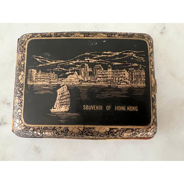 Vintage Japanese Golden KOMAI SOUVENIR of HONG KONG Cigarette Case+Lighter Set For Sale - Image 4 of 18