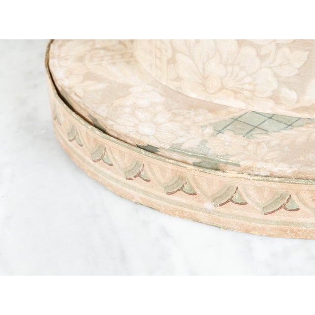 Beige English 19th Century Victorian Period Paper Hat Box with Floral Décor For Sale - Image 8 of 12