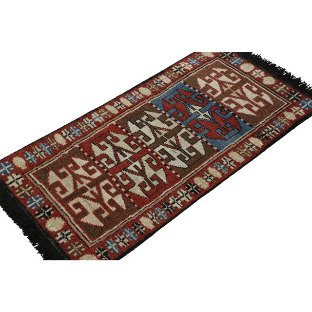 This 2x4 rug is a grand new entry to Rug & Kilim’s custom classics Burano collection. Hand-knotted in wool. On the design...