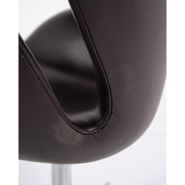 Swan Chair in Dark Brown Leather by Arne Jacobsen and Fritz Hansen, 2007 For Sale - Image 9 of 14