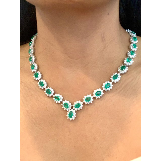 30 Carat Oval Shape Natural Emerald & 23 Carat Diamond Necklace in 18 Karat Gold For Sale - Image 14 of 18