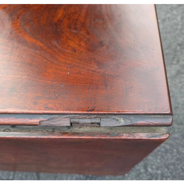 Antique Circa 1785–1805 English George III Period Solid Cuban Mahogany Drop-Leaf Gateleg Dining Table For Sale In Washington DC - Image 6 of 18