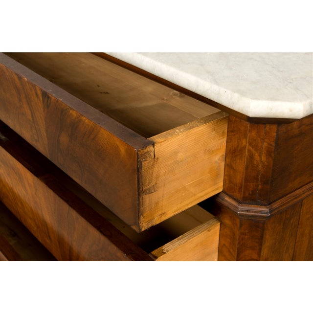 Mid-19th Century French Louis Philippe Walnut Commode With Carrara Marble Top For Sale - Image 10 of 18
