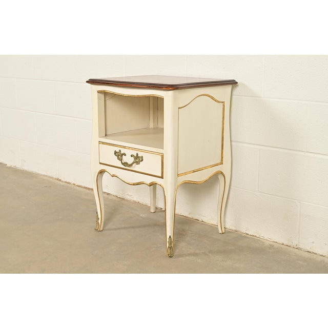 French Provincial Kindel Furniture French Provincial Louis XV Cream Lacquered and Gold Gilt Nightstand, 1970s For Sale - Image 3 of 15