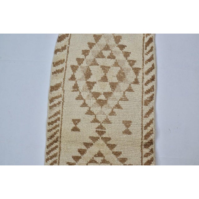 Vintage Anatolian Wool Runner, Hand-Woven Neutral Earth Tone Geometric Kilim For Sale In Phoenix - Image 6 of 9