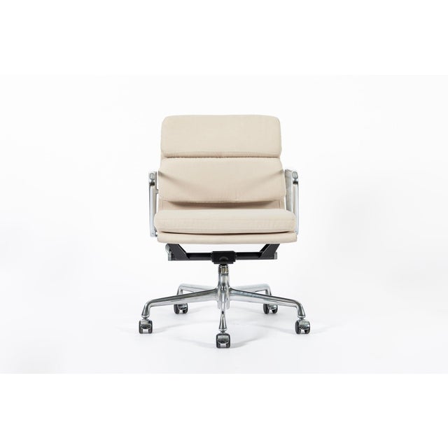 This authentic Eames for Herman Miller Soft Pad Management height office chair from the Aluminum Group Collection was...