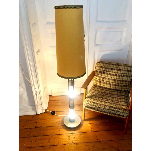 Mid-Century Modern Vintage Floor Lamp in Chrome and Textured Glass by Richard Essig, 1970s For Sale - Image 3 of 9