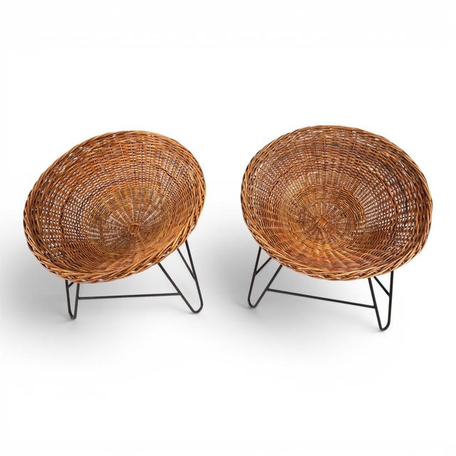 Mid-Century Modern Pod Lounge Chairs in Rattan/Wicker on a Metal Frame, 1970s, Set of 2 For Sale - Image 3 of 18