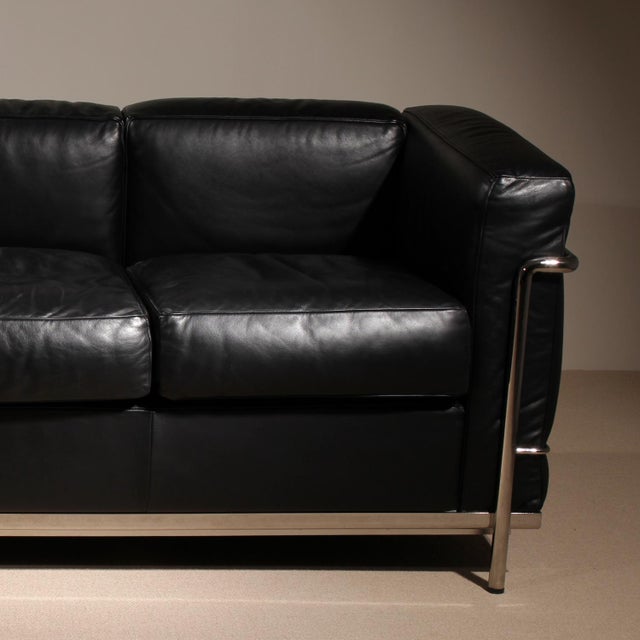 ​The LC2 sofa is the spacious extension of the iconic armchair and a masterpiece of modernism. The architectural precision...