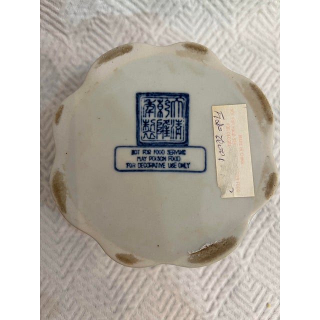 Vintage Blue and White Chinoiserie Scalloped Lidded Trinket Box For Sale In New Orleans - Image 6 of 6