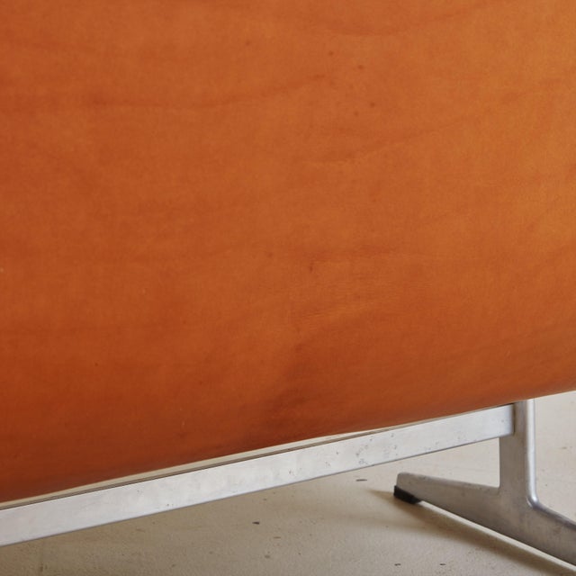 Cognac Leather Swan Sofa Model 3321 by Arne Jacobsen, Denmark 20th Century For Sale - Image 10 of 11