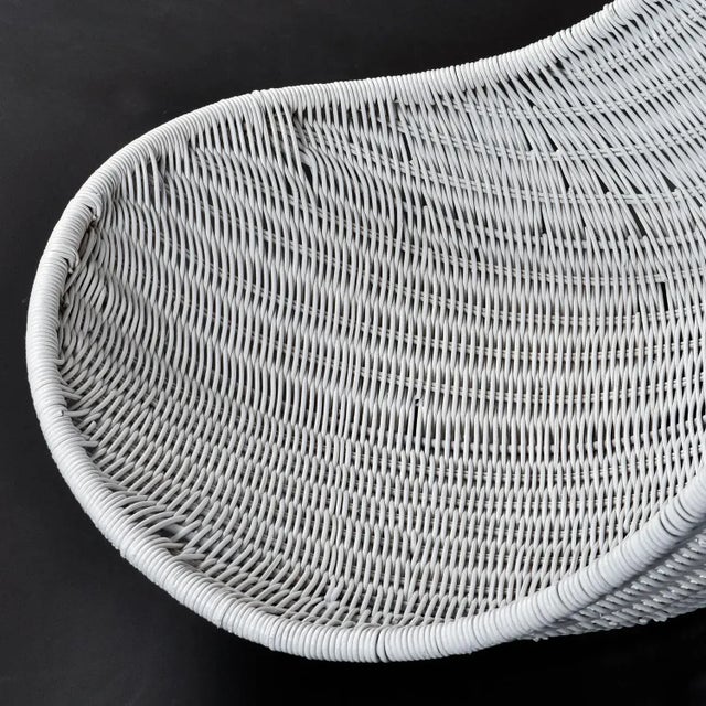 1970s White Wicker Hanging Basket Style Coastal Garden Lanai Scoop Chairs For Sale - Image 5 of 10