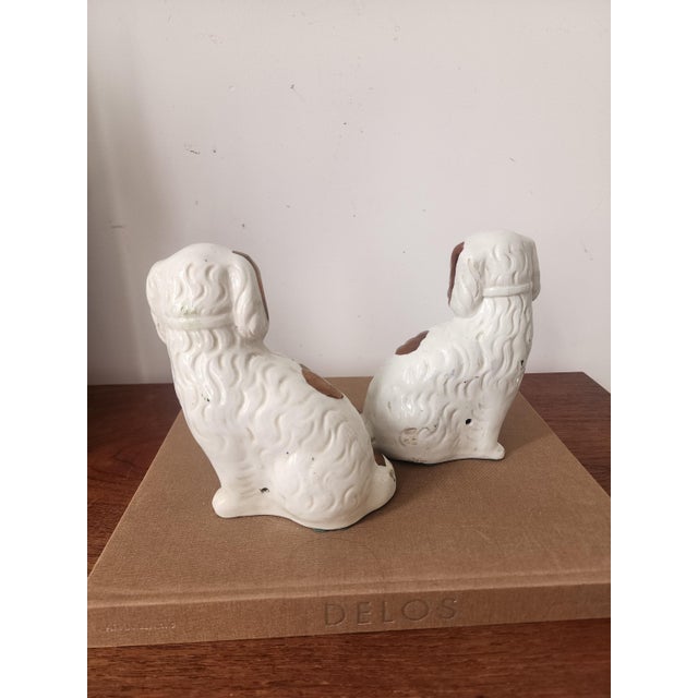 Vintage Staffordshire Spaniel Dog Figurines Pair, White Gold Ceramic Dogs, Staffordshire Style Dog Statues, Victorian Dog Decor For Sale - Image 10 of 13