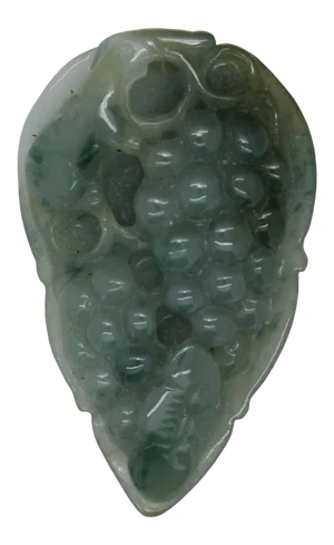 Detail Carved Green Color Natural Jade Grape Fruit on Leaf Pendant
