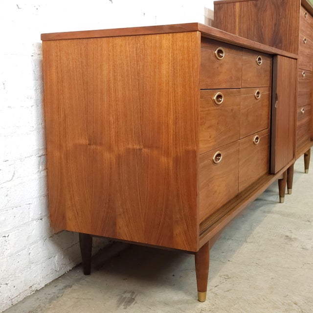 1960s Slick Restored Original Mid Century Modern Dresser Set, Mainline by Hooker Furniture For Sale - Image 10 of 18