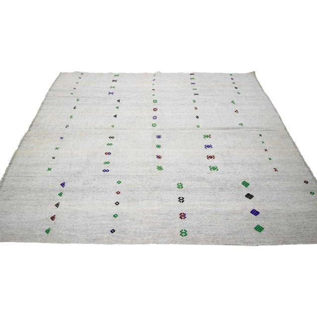 Contemporary 1960s Vintage Embroidered Turkish Gray Kilim Rug- 5′2″ × 6′9″ For Sale - Image 3 of 7