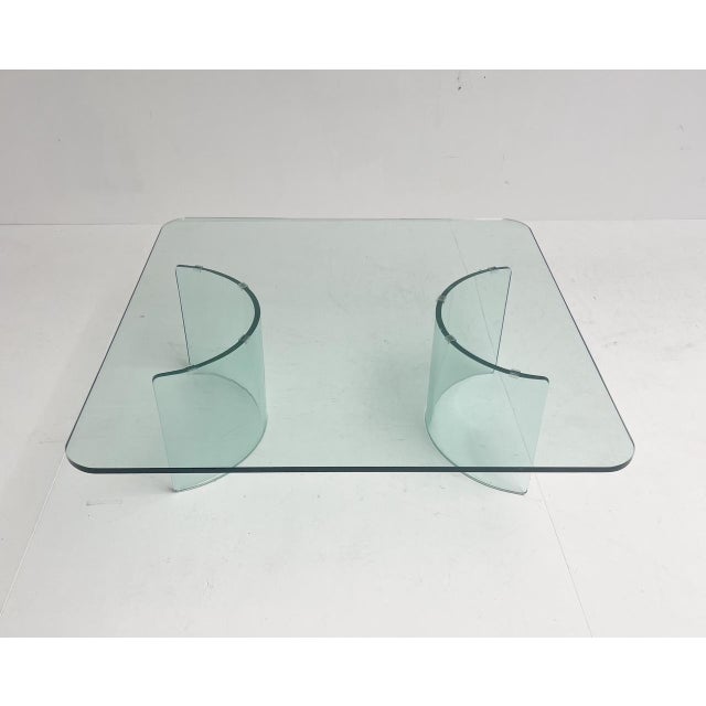 Great glass Italian coffee table of 100 x 100 cm. The glass is thick (1.5 cm) and very solid. The glass bases can be...