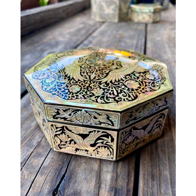 Korean Shin Do Najeonchilgi Mother-of-Pearl Octagonal Crane Lacquer Box For Sale - Image 4 of 16