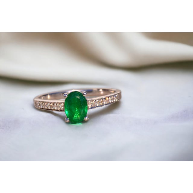 Contemporary The 42nd Avenue: Emerald and Diamond Ring in White Gold For Sale - Image 3 of 11