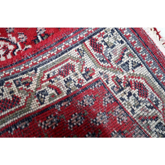 Handmade vintage Indian Seranad rug in traditional design with medallion and red wool.The rug is from the end of 20th...