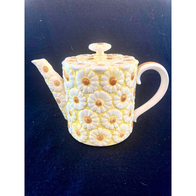 Charming vintage daisy flower tea set includes teapot with sugar and creamer.