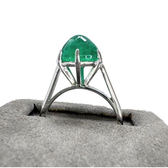 Early 21st Century Vintage Style Sugarloaf Cabochon Emerald Ring 18k White Gold, Size 4 For Sale - Image 5 of 7
