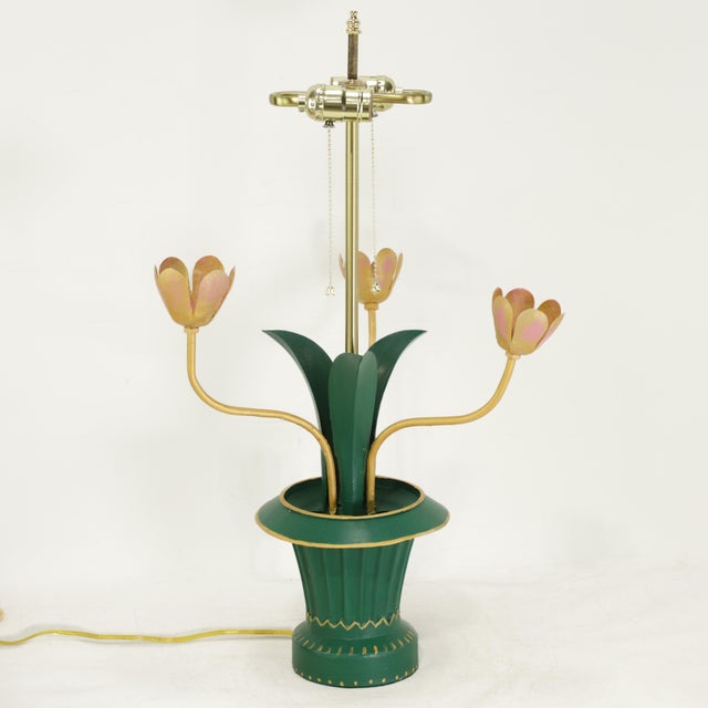 Early 21st Century Vintage Floral Tulip Table Lamp – Hand-Painted Metal Tole Style Accent Lamp For Sale - Image 5 of 9