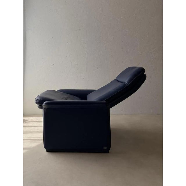 Set of DS 50 Lounge Chair with Ottoman in Dark Blue Leather from de Sede For Sale - Image 10 of 18
