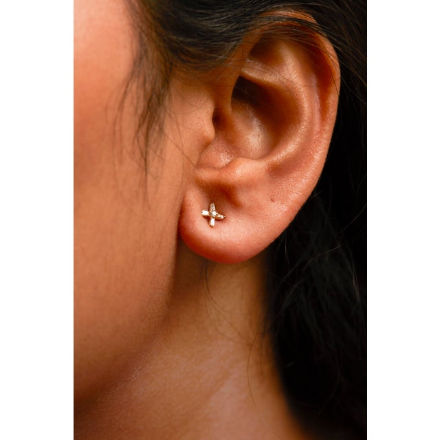 Haus of Brilliance 10K Yellow Gold 1/10 Cttw Round and Baguette Diamond Criss Cross X Stud Earring (H-I Color, I1-I2 Clarity) For Sale - Image 4 of 5