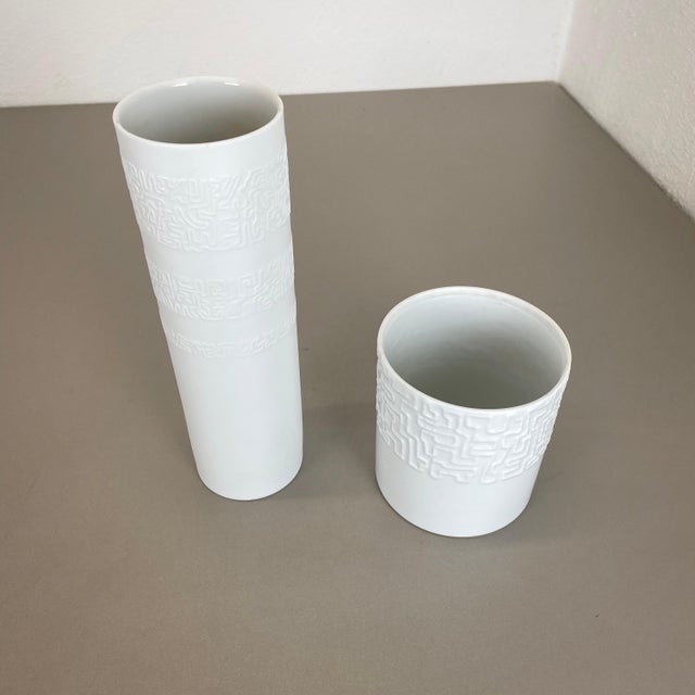 1980s Abstract Porcelain Vases by Cuno Fischer for Rosenthal, Germany, 1980s, Set of 2 For Sale - Image 5 of 16