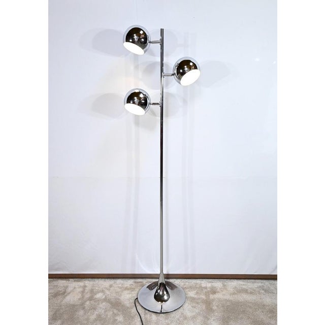 Chromed metal floor lamp with three arms of light. The lampshades are rotating to modulate the light sources. The tubular...
